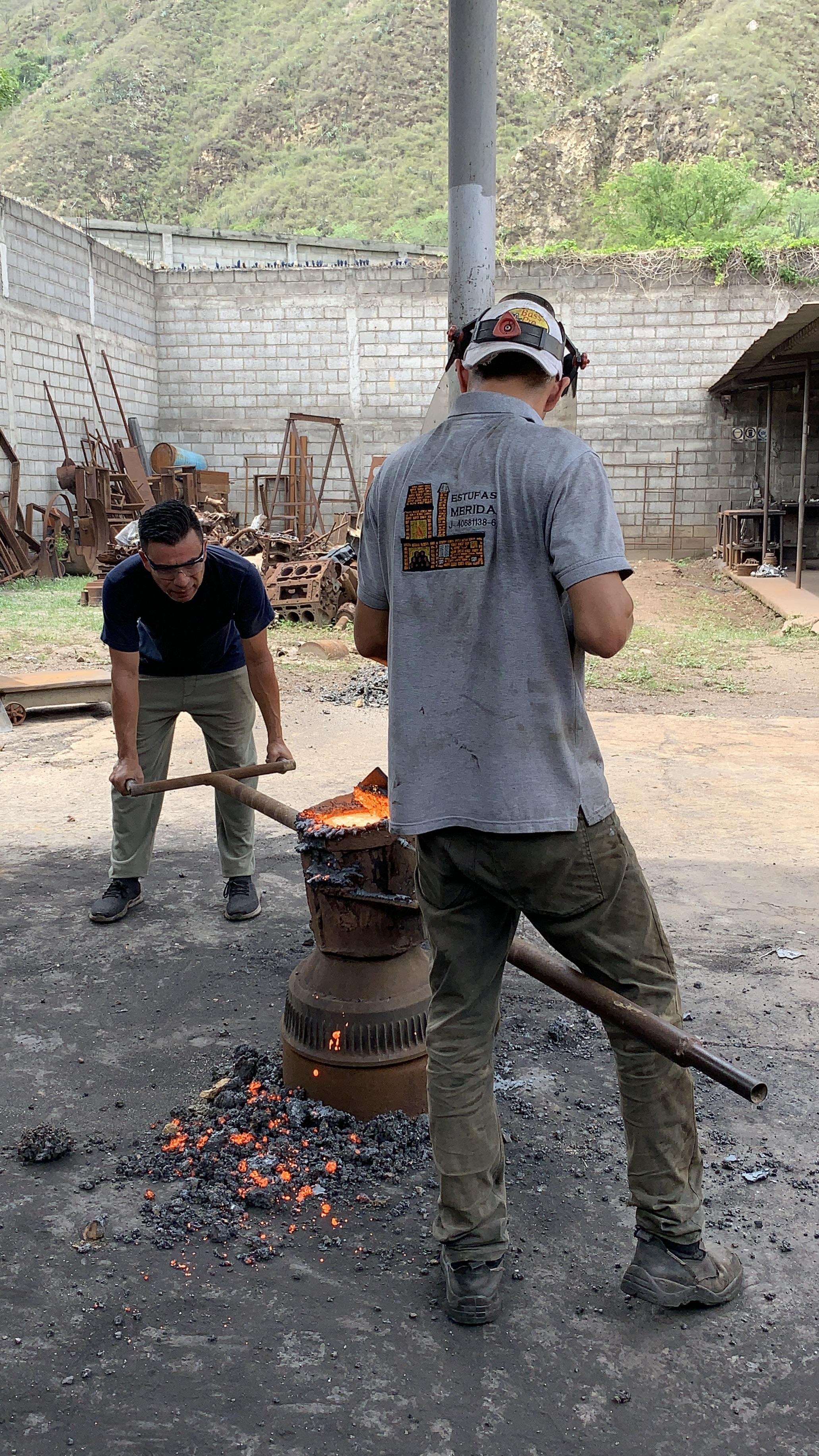 Equipo de Estufas Mérida trabajando en el taller de fundición