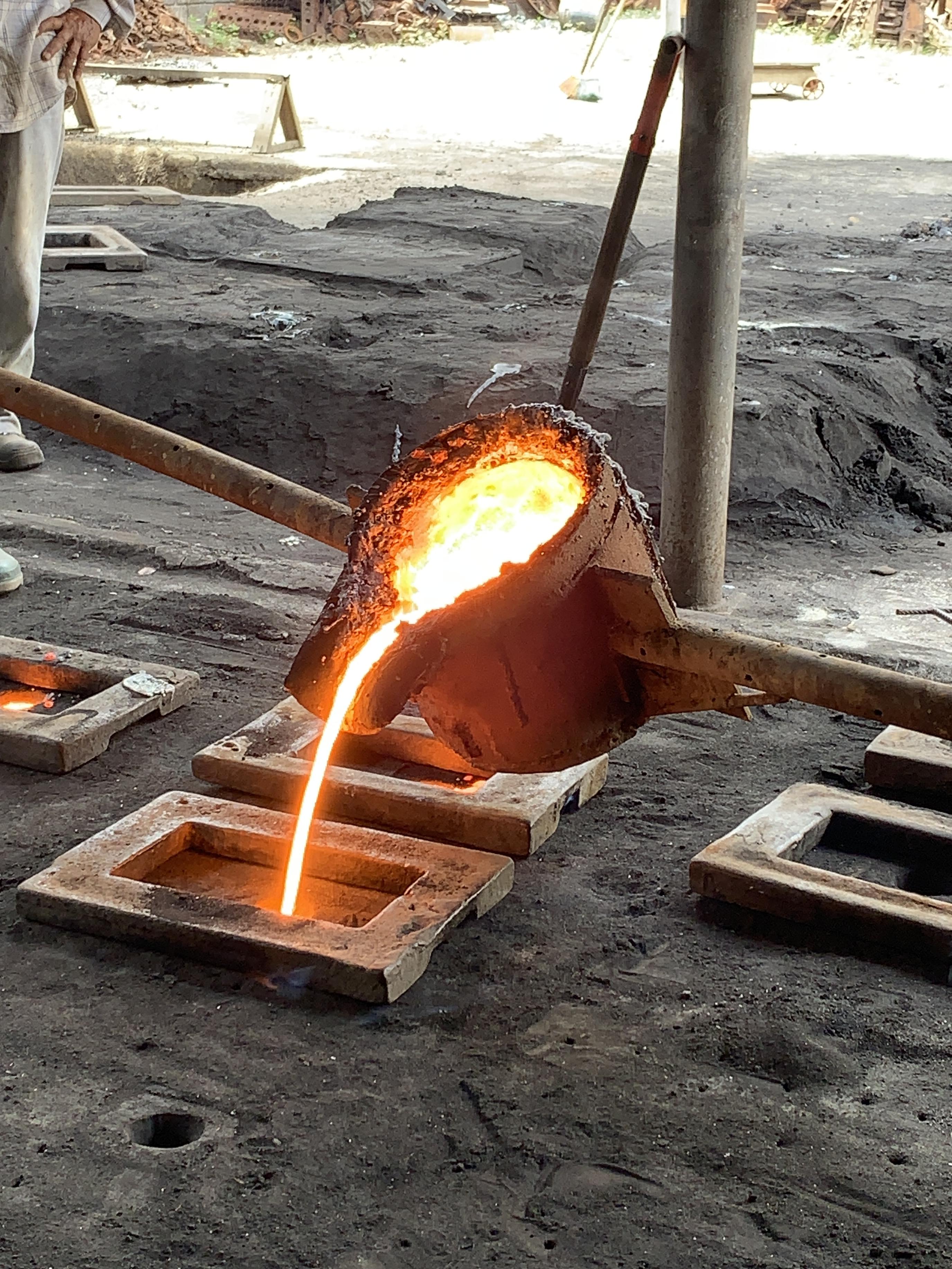 Hierro fundido vertido en moldes en el taller de Estufas Mérida