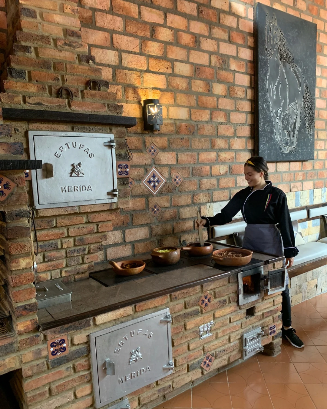 Cocina a leña de ladrillo con puertas de aluminio Estufas Mérida